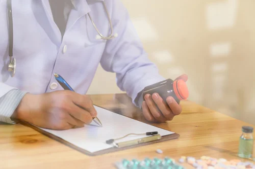 врач выписывает таблетки для лечения булимии